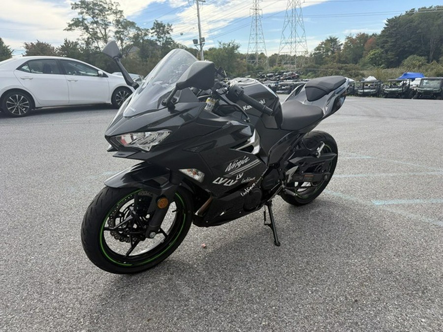 2022 Kawasaki Ninja 400 Metallic Carbon GrayMetallic Flat Spark Black