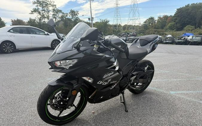 2022 Kawasaki Ninja 400 Metallic Carbon GrayMetallic Flat Spark Black
