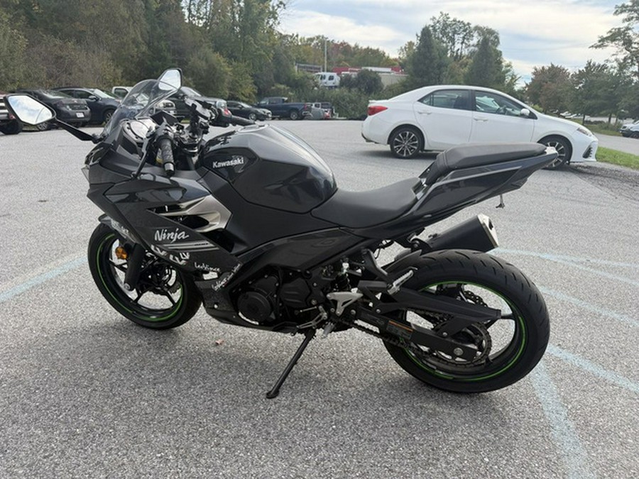 2022 Kawasaki Ninja 400 Metallic Carbon GrayMetallic Flat Spark Black