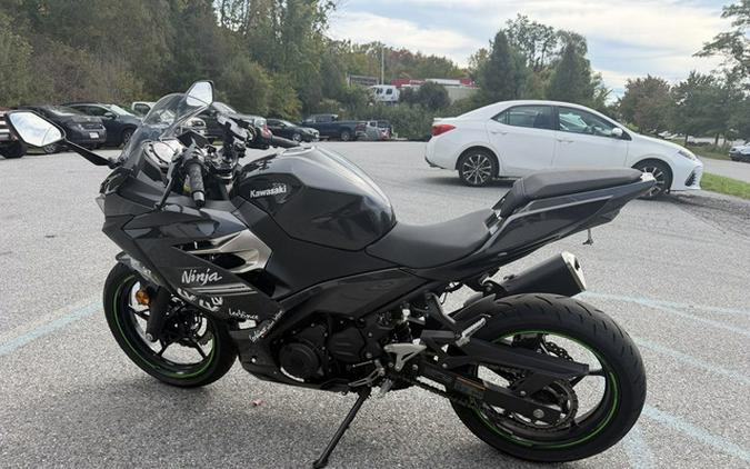 2022 Kawasaki Ninja 400 Metallic Carbon GrayMetallic Flat Spark Black