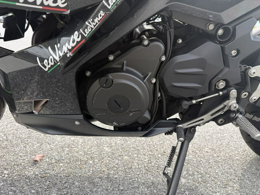 2022 Kawasaki Ninja 400 Metallic Carbon GrayMetallic Flat Spark Black