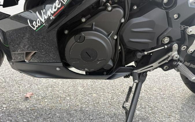 2022 Kawasaki Ninja 400 Metallic Carbon GrayMetallic Flat Spark Black