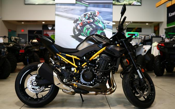 2026 Kawasaki Z900 ABS Metallic Matte Graphenesteel GrayMetallic Flat Spark Black
