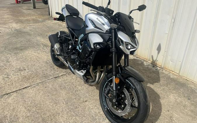 2025 Kawasaki Z900 ABS Galaxy Silver/Metallic Spark Black