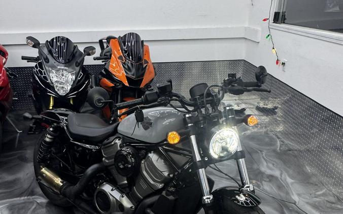 2024 Harley Davidson Nightster RH975 w/ only 2111 miles, exhaust and rare matte gray.