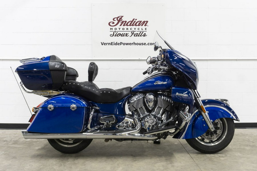 2017 Indian Motorcycle® Roadmaster® Icon Blue Sapphire & Brilliant Blue