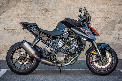 Comparison Ride Review: 2017 Aprilia Tuono V4 1100 vs. 2017 KTM Super Duke 1290 R