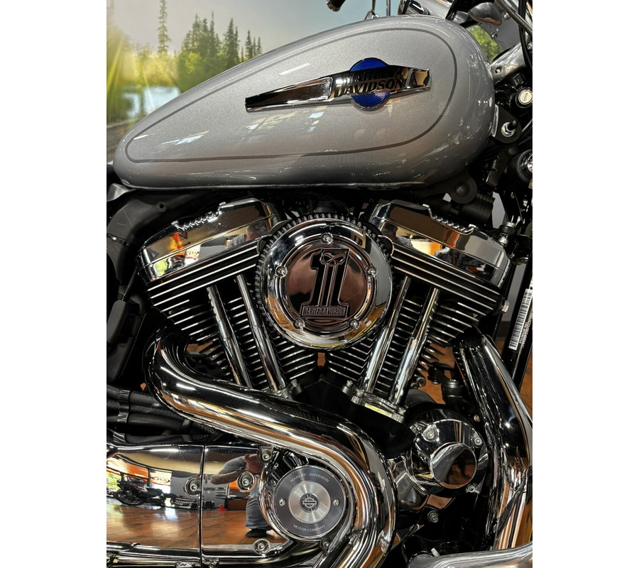 2012 Harley-Davidson® 1200 Custom BRIL SILVER W/ PINSTRIPE