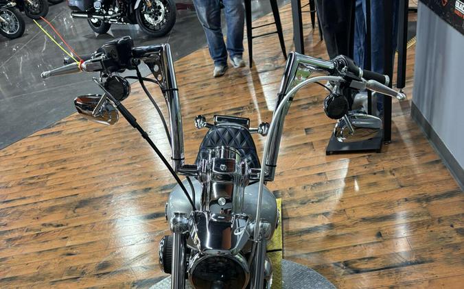 2012 Harley-Davidson 1200 Custom BRIL SILVER W/ PINSTRIPE