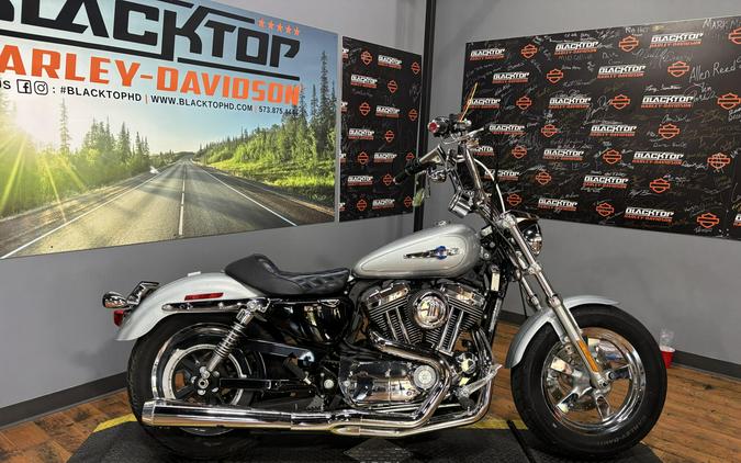 2012 Harley-Davidson 1200 Custom BRIL SILVER W/ PINSTRIPE