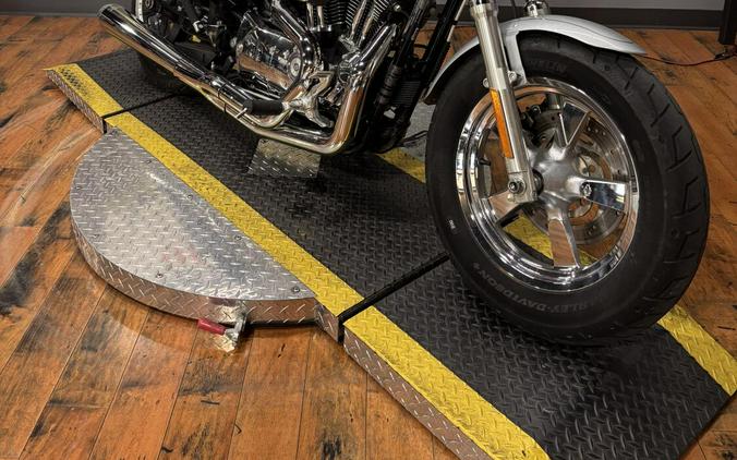 2012 Harley-Davidson 1200 Custom BRIL SILVER W/ PINSTRIPE