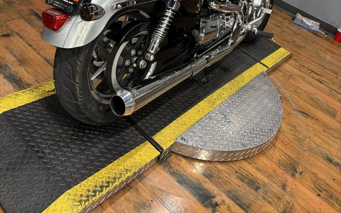 2012 Harley-Davidson 1200 Custom BRIL SILVER W/ PINSTRIPE