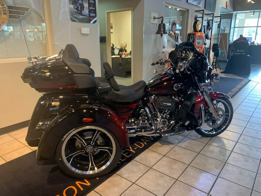 2022 Harley-Davidson CVO™ Tri Glide Dante’s Red Fade