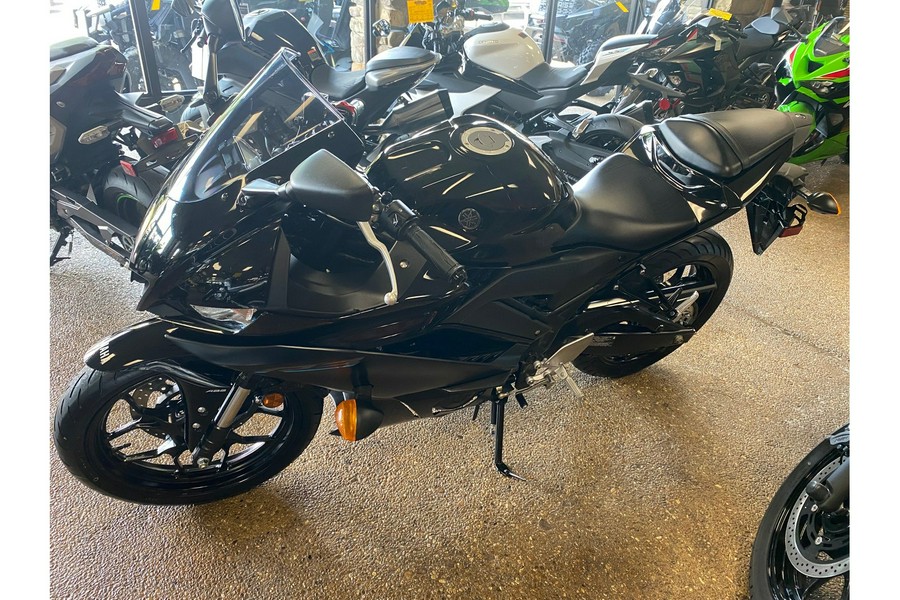 2023 Yamaha YZF-R3 MIDNIGHT BLACK
