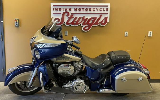 2019 Indian Motorcycle® Chieftain® Classic Deep Water Metallic / Dirt Track Tan