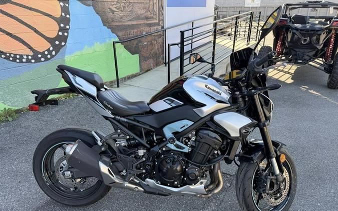 2025 Kawasaki Z900 ABS Galaxy Silver/Metallic Spark Black