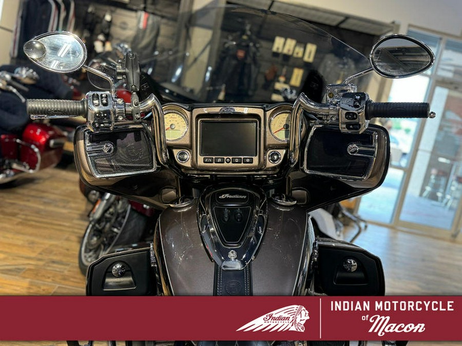 2018 Indian Motorcycle® Roadmaster® ABS Polish.Bronze Over Thund.Black w/Silver Pinst.