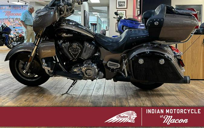 2018 Indian Motorcycle® Roadmaster® ABS Polish.Bronze Over Thund.Black w/Silver Pinst.