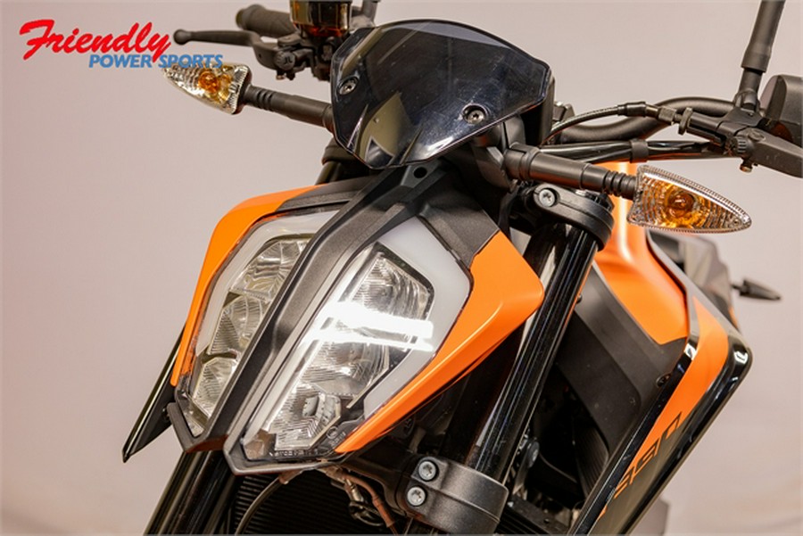 2022 KTM Duke 890