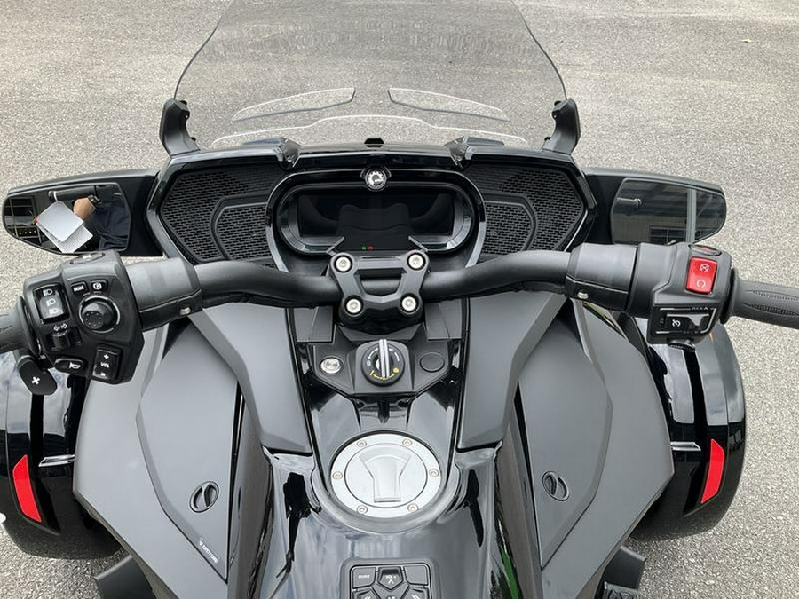 2023 Can-Am® Spyder F3 Limited Dark Wheels