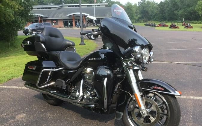 2018 Harley-Davidson® Ultra Limited Vivid Black
