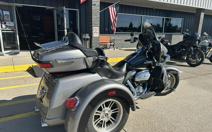 2017 Harley-Davidson® Tri Glide® Ultra Two-Tone Billet Silver/Vivid Black