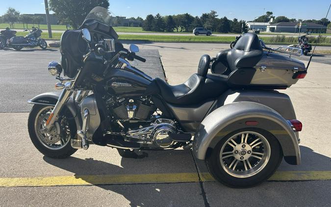 2017 Harley-Davidson® Tri Glide® Ultra Two-Tone Billet Silver/Vivid Black