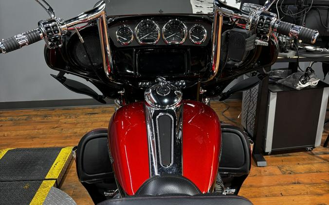 2021 Harley-Davidson® CVO™ Tri Glide® SUNSET ORANGE & SUNSET BLK