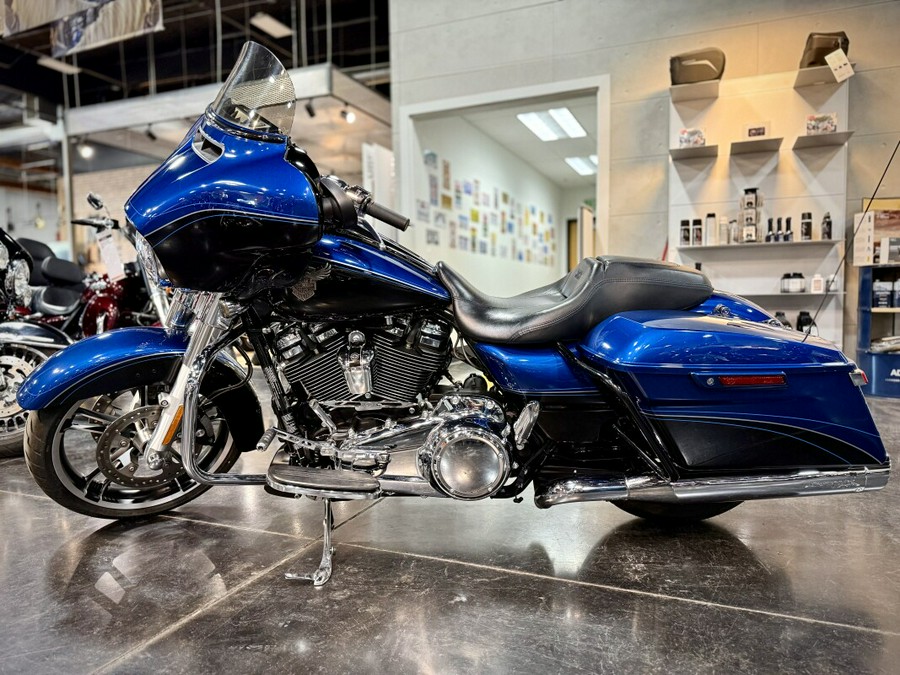 2018 Harley-Davidson® Street Glide® Legend Blue/Vivid Black