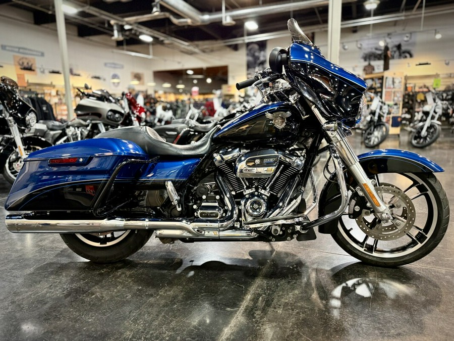 2018 Harley-Davidson® Street Glide® Legend Blue/Vivid Black