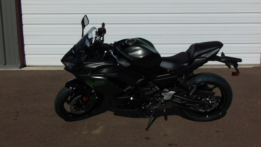 2024 Kawasaki Ninja® 650 Metallic Matte Graphenesteel Gray/Ebony