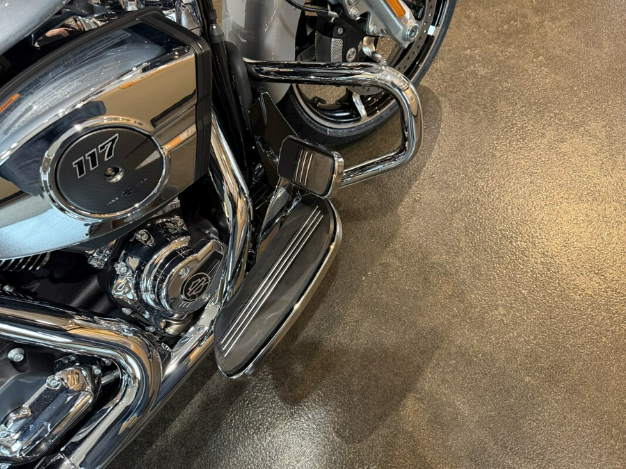 2025 Harley-Davidson Road Glide® Atlas Silver Metallic