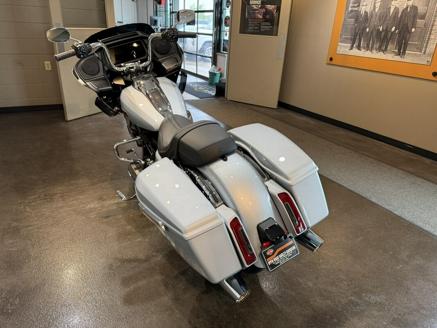 2025 Harley-Davidson Road Glide® Atlas Silver Metallic