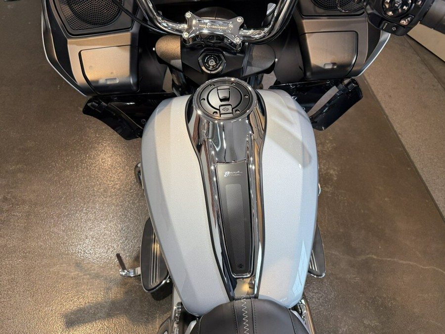2025 Harley-Davidson Road Glide® Atlas Silver Metallic