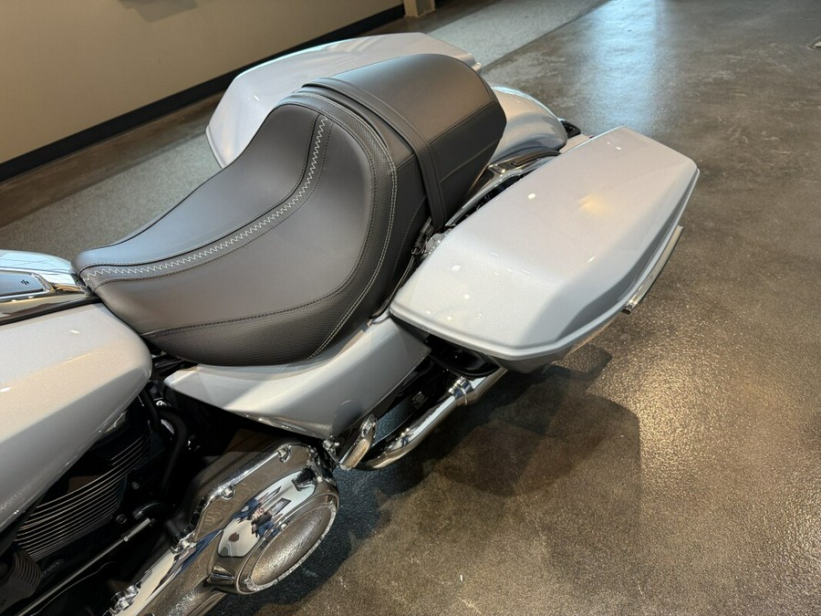 2025 Harley-Davidson Road Glide® Atlas Silver Metallic
