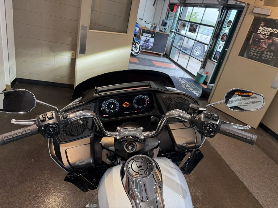 2025 Harley-Davidson Road Glide® Atlas Silver Metallic