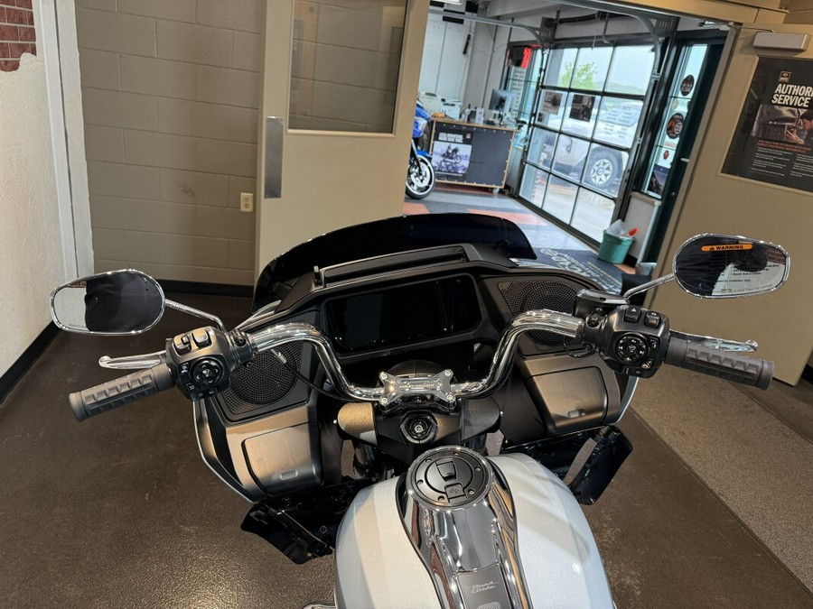2025 Harley-Davidson Road Glide® Atlas Silver Metallic