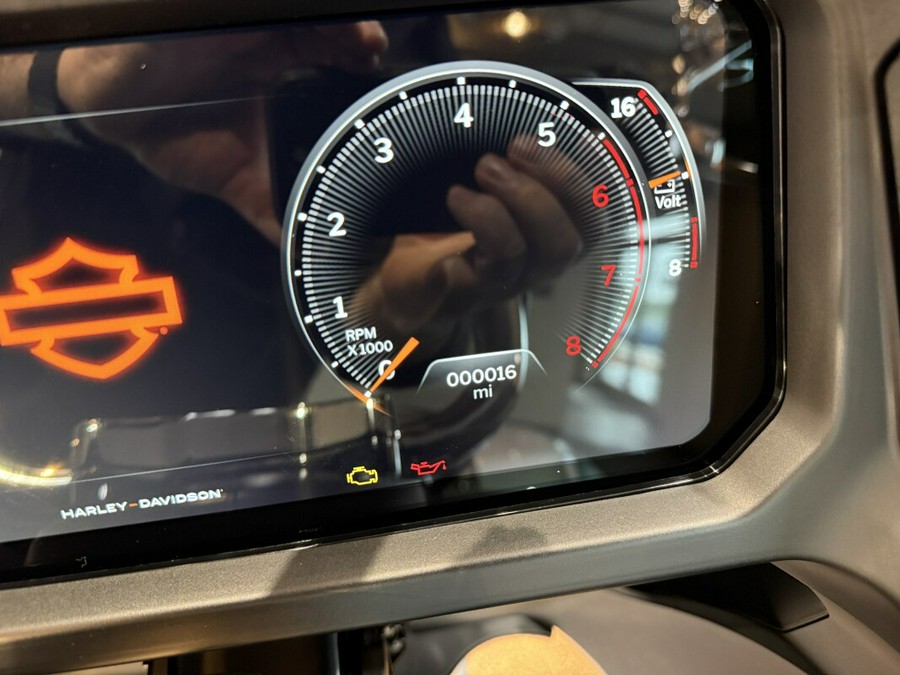 2025 Harley-Davidson Road Glide® Atlas Silver Metallic