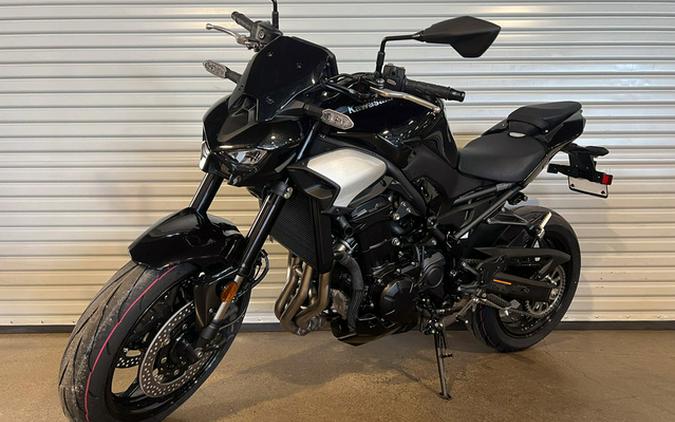 2025 Kawasaki Z900 ABS Metallic Spark Black/Metallic Carbon Gray