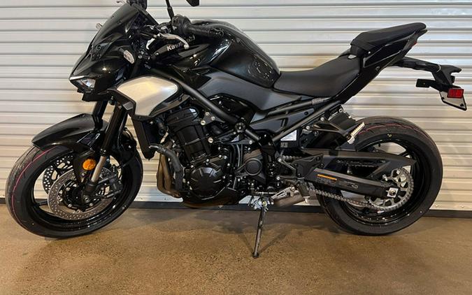 2025 Kawasaki Z900 ABS Metallic Spark Black/Metallic Carbon Gray