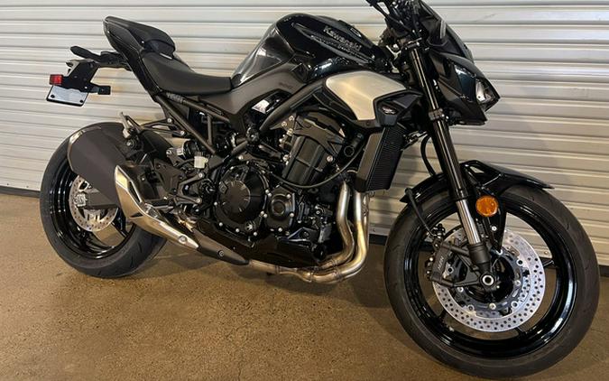 2025 Kawasaki Z900 ABS Metallic Spark Black/Metallic Carbon Gray