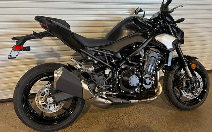 2025 Kawasaki Z900 ABS Metallic Spark Black/Metallic Carbon Gray