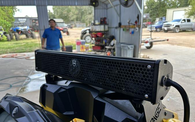 2021 Can-Am Outlander X MR 1000R with Visco-4Lok