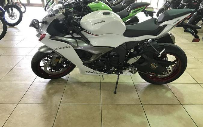 2024 Kawasaki Ninja® ZX™-6R Pearl Robotic White/Metallic Graphite Gray