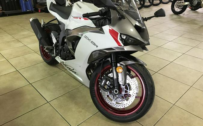 2024 Kawasaki Ninja® ZX™-6R Pearl Robotic White/Metallic Graphite Gray