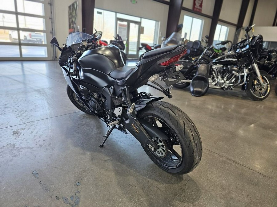 2024 Kawasaki Ninja® ZX™-6R Metallic Flat Spark Black/Ebony