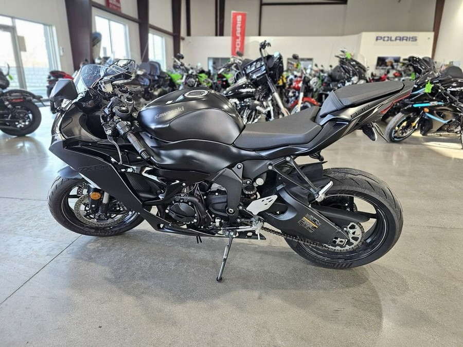 2024 Kawasaki Ninja® ZX™-6R Metallic Flat Spark Black/Ebony