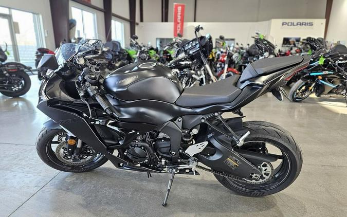 2024 Kawasaki Ninja® ZX™-6R Metallic Flat Spark Black/Ebony
