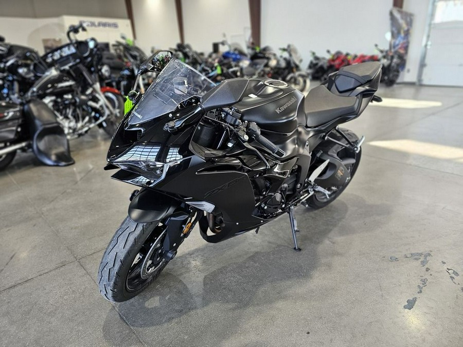 2024 Kawasaki Ninja® ZX™-6R Metallic Flat Spark Black/Ebony