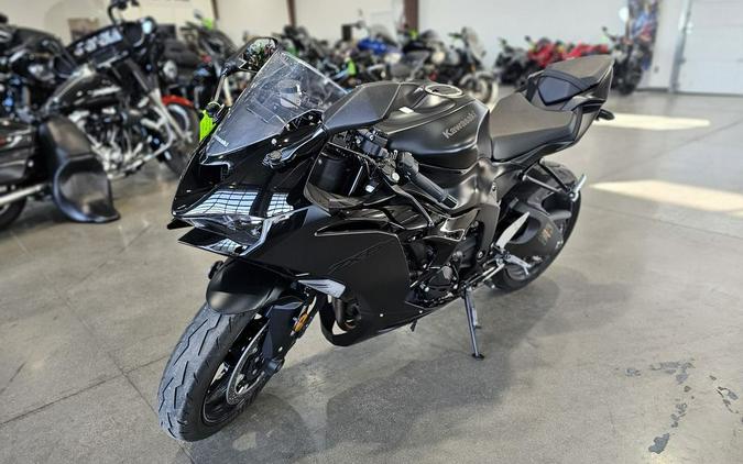 2024 Kawasaki Ninja® ZX™-6R Metallic Flat Spark Black/Ebony